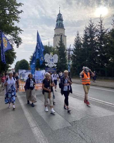 Kolejne grupy rozpoczęły pielgrzymowanie.